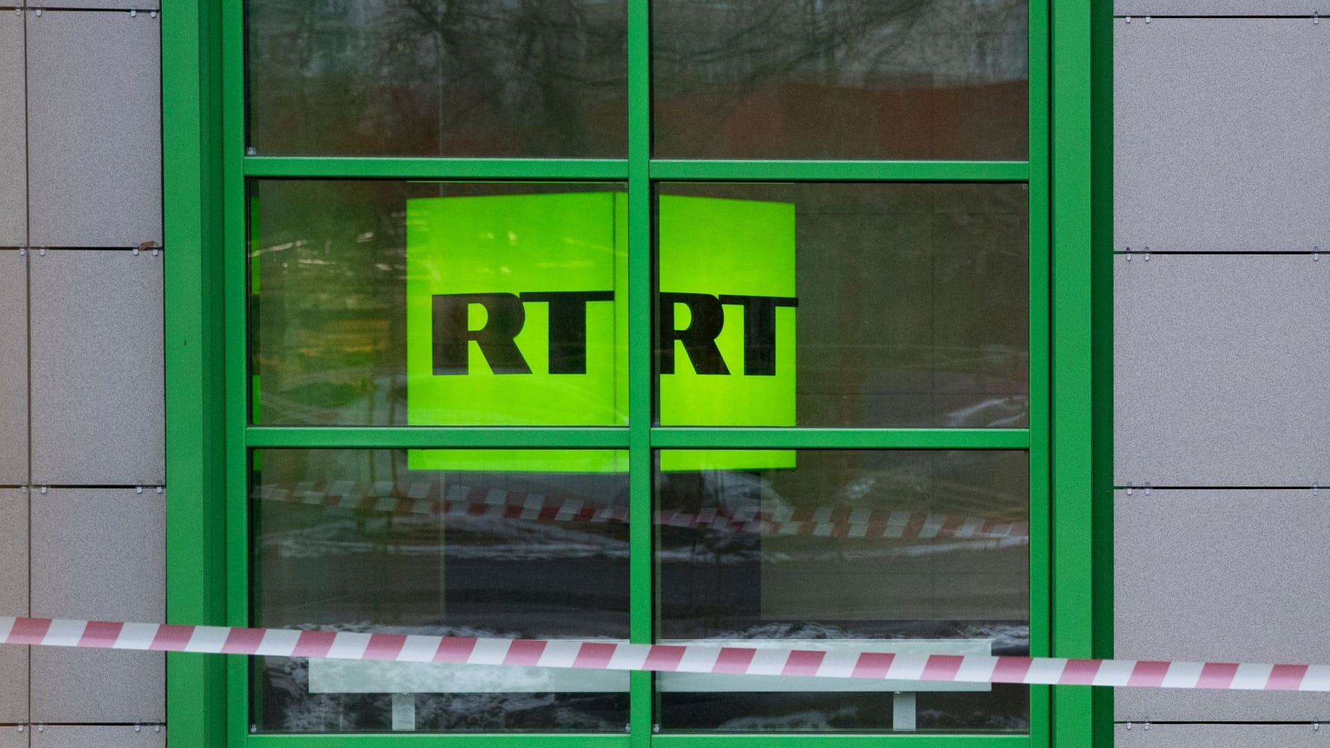 Das Logo des staatlichen russischen TV-Senders RT im Fenster eines Büros des Senders (Archivbild): In der EU ist das Programm verboten.