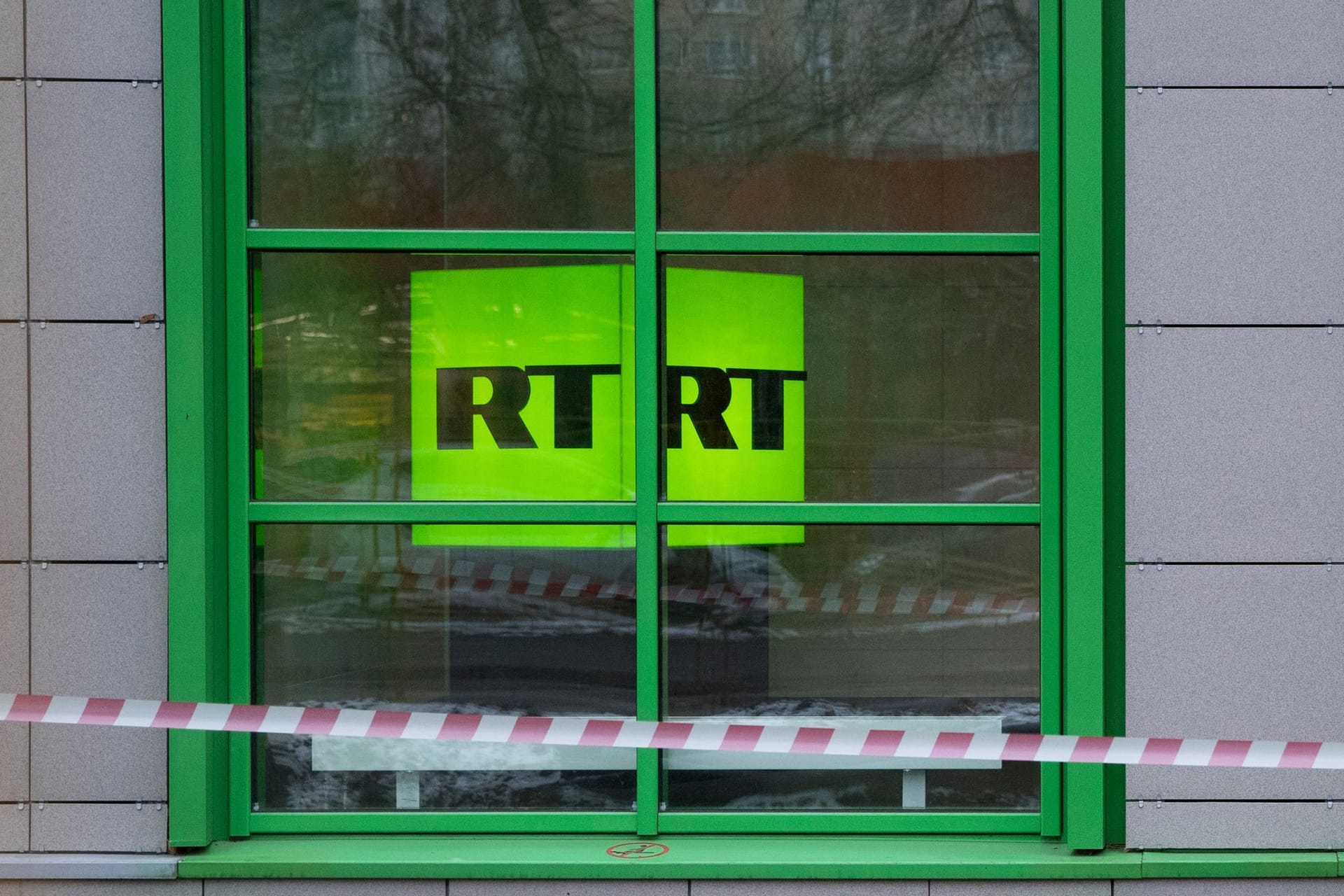 Das Logo des staatlichen russischen TV-Senders RT im Fenster eines Büros des Senders (Archivbild): In der EU ist das Programm verboten.