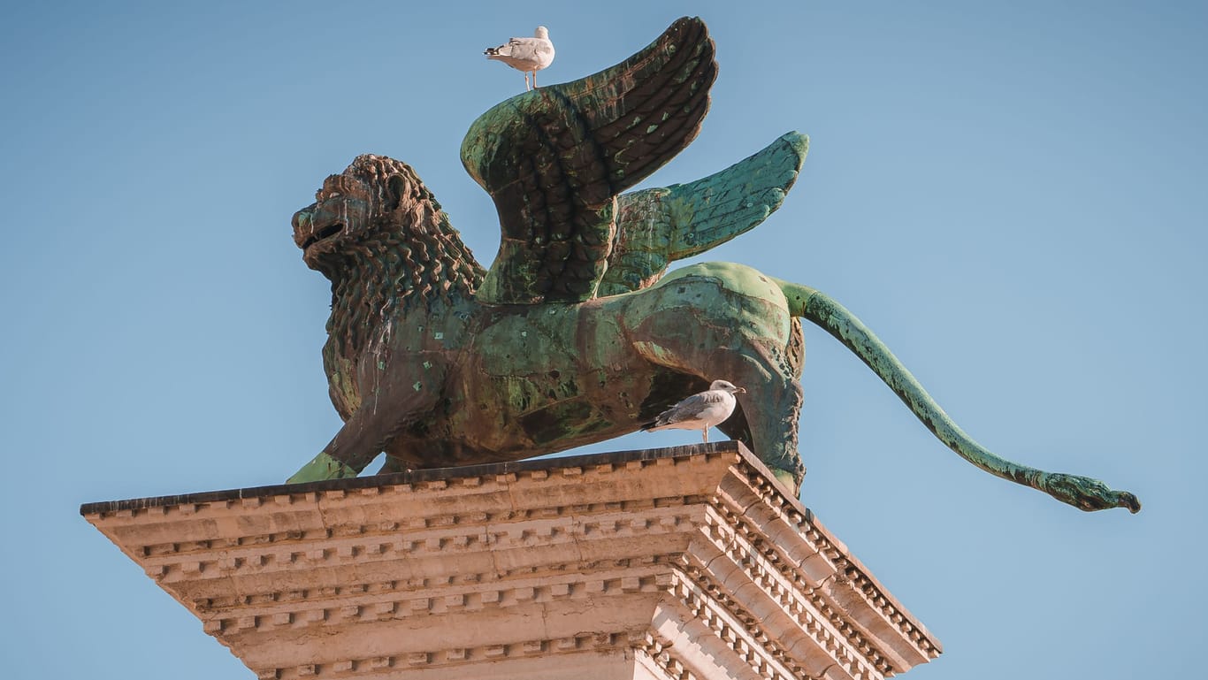 Venedig: Der Löwe auf der Säule am Markusplatz - er ist das Wappentier der weltberühmten Stadt.