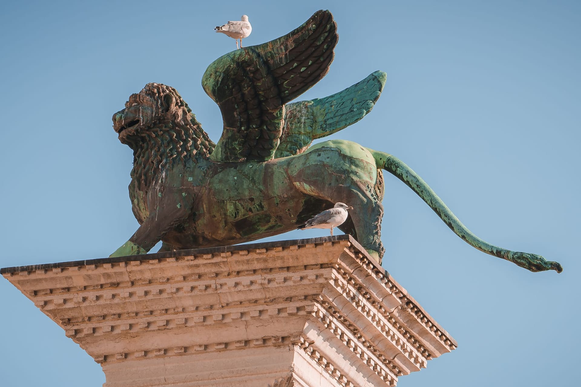 Venedig: Der Löwe auf der Säule am Markusplatz - er ist das Wappentier der weltberühmten Stadt.