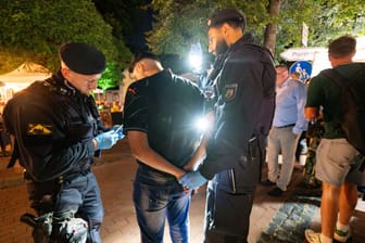 NRWs Innenminister Reul beim «Pützchens Markt» in Bonn