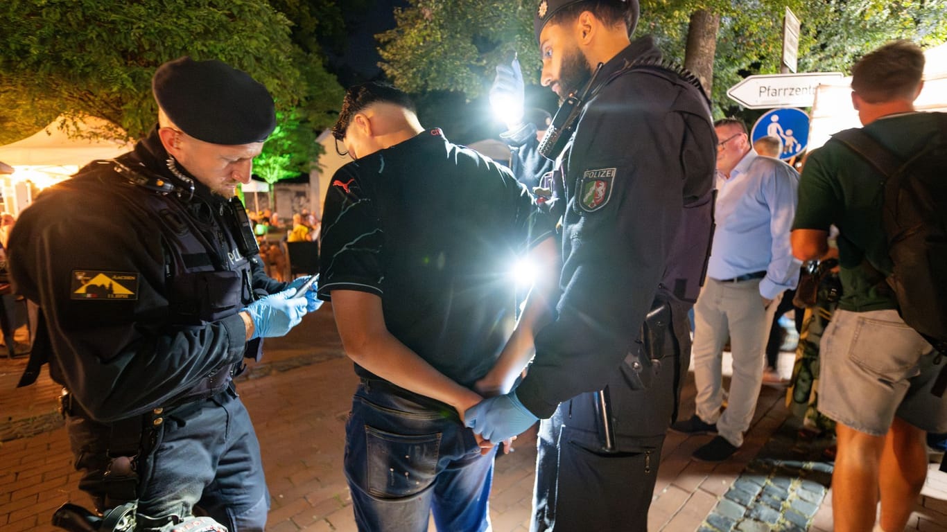 NRWs Innenminister Reul beim «Pützchens Markt» in Bonn