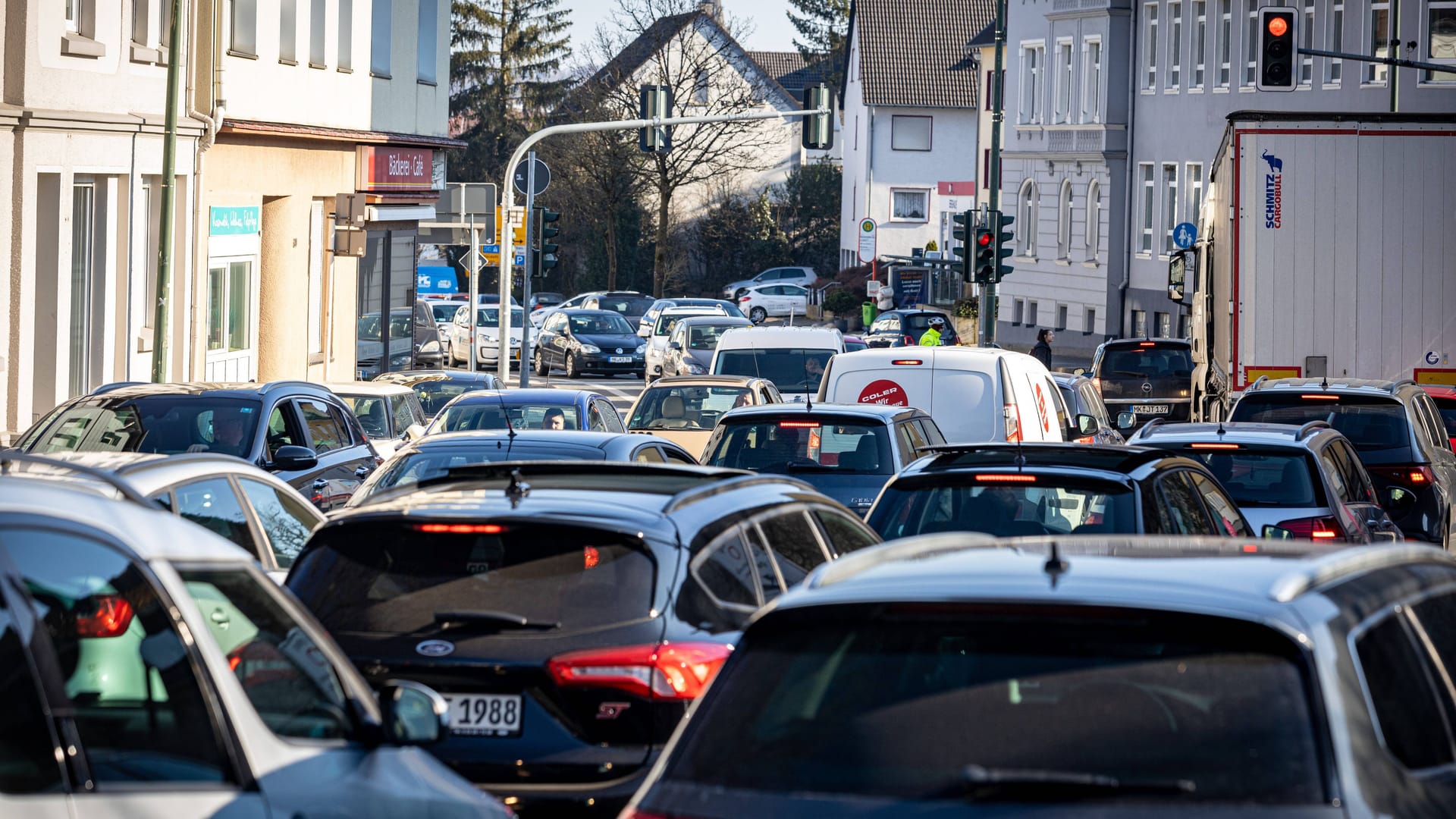 Stau auf der Umleitungsstrecke in Lüdenscheid: Wegen der maroden Rahmede-Talbrücke verlor die Region zwei Prozent ihrer Arbeitsplätze.