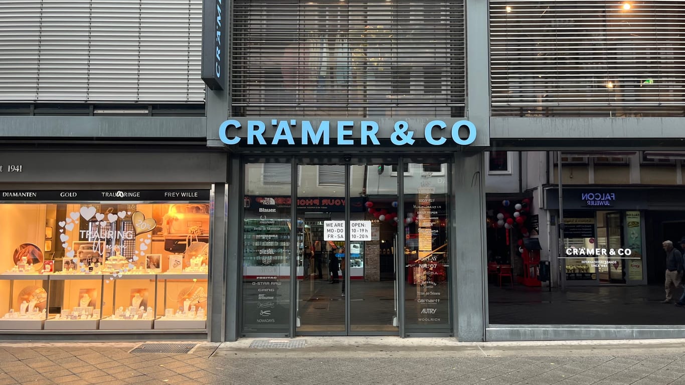 In der Breiten Gasse gibt es auch beliebte Geschäfte mit gutem Sortiment: Das Modehaus "Crämer & Co" ist eines davon.