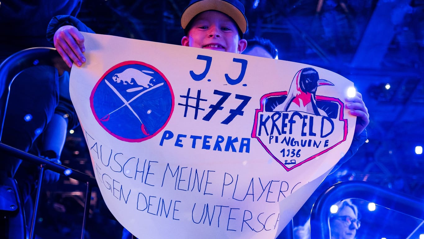 Ein junger Fan mit einem Plakat für J.J. Peterka: Der gebürtige Münchner war der gefeierte Mann des Abends.