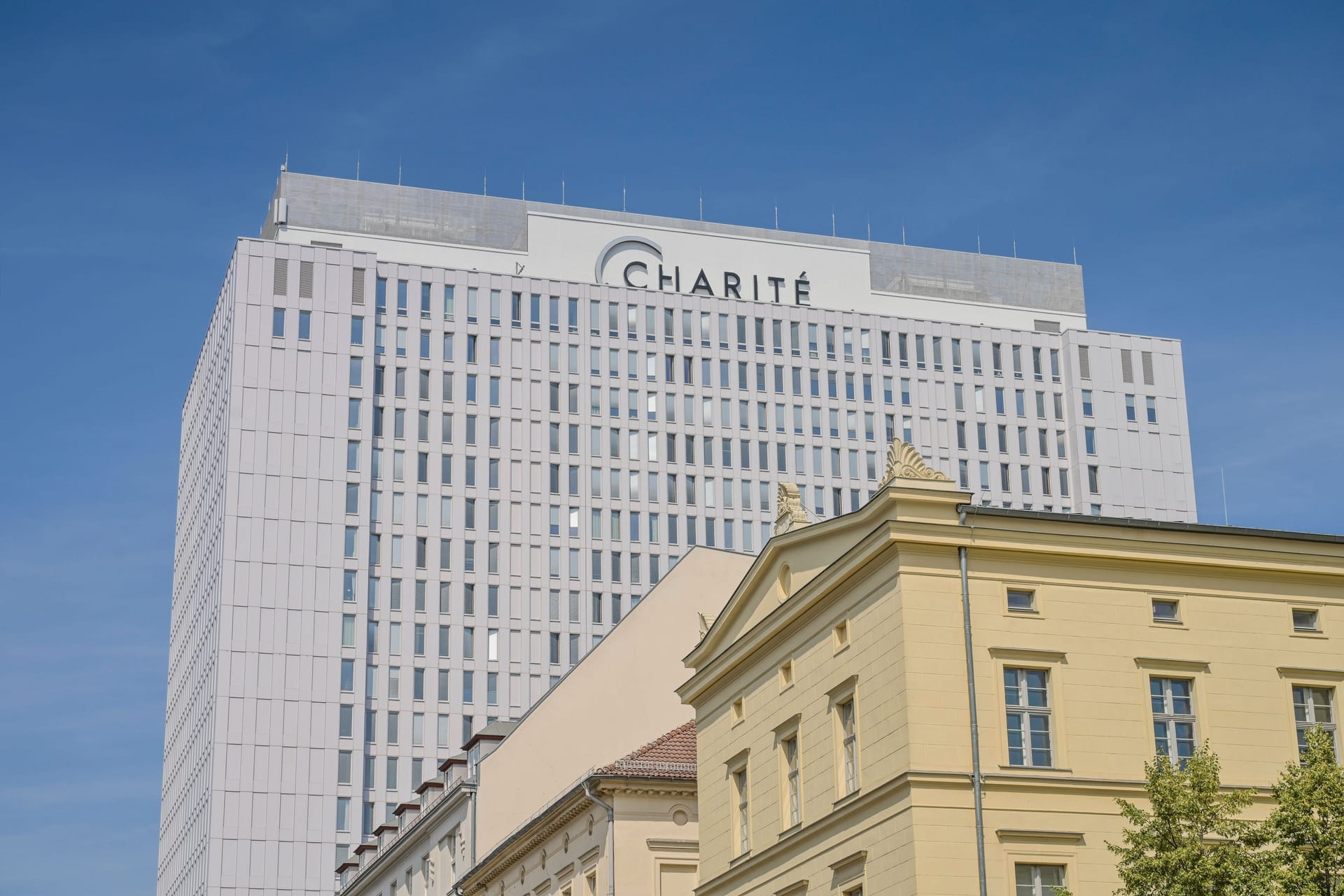 Bettenhochhaus der Charité an der Luisenstraße (Symbolfoto): Laut einem Bericht kritisieren dort tätige Ärzte die Versorgungsqualität.