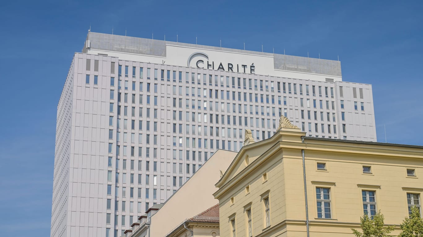 Bettenhochhaus der Charité an der Luisenstraße (Symbolfoto): Laut einem Bericht kritisieren dort tätige Ärzte die Versorgungsqualität.