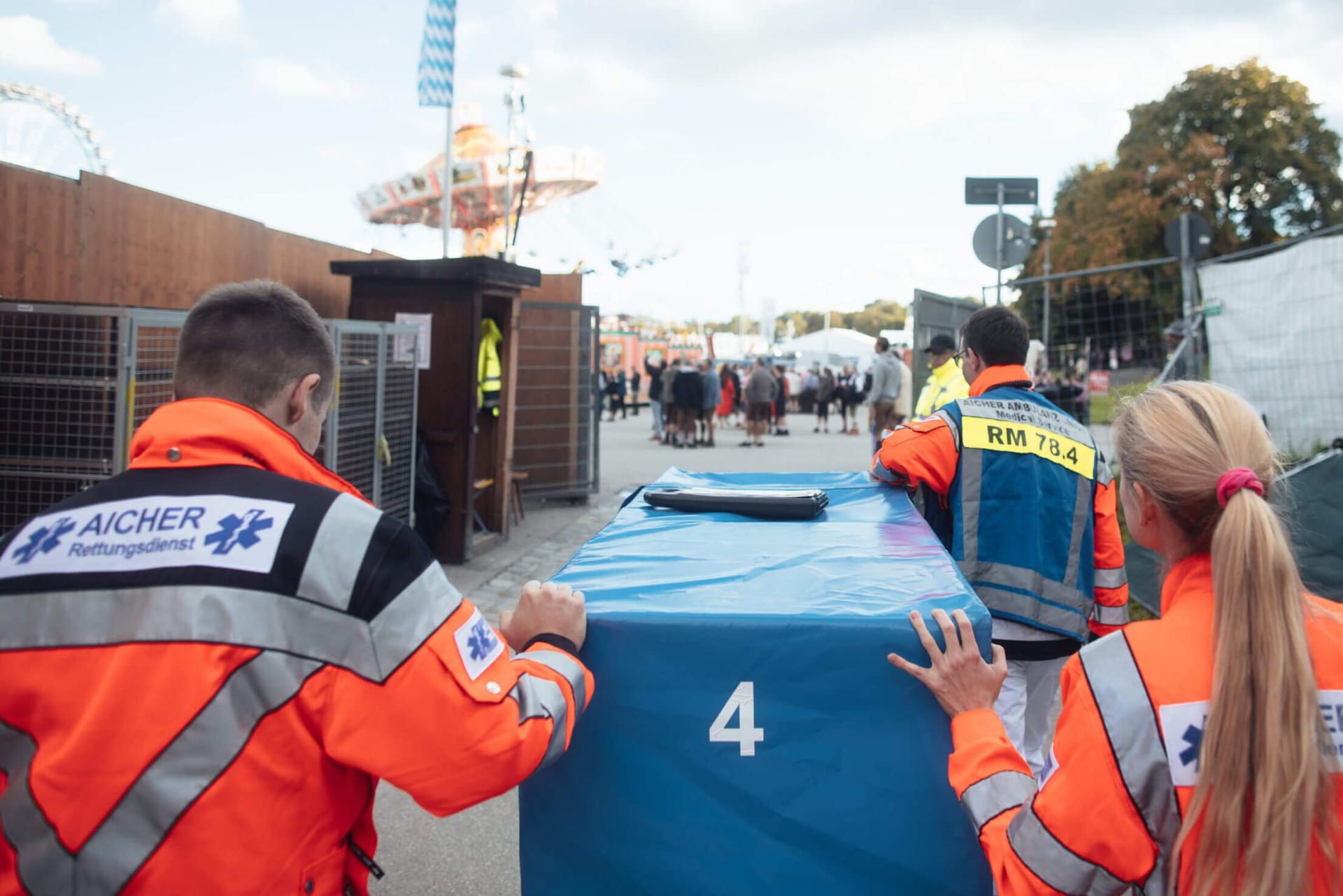 Zwei Sanitäter der Aicher Ambulanz auf dem Oktoberfest (Archivbild): Im vergangenen Jahr versorgte das Personal Tausende Patienten.