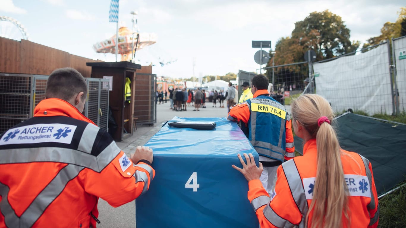 Zwei Sanitäter der Aicher Ambulanz auf dem Oktoberfest (Archivbild): Im vergangenen Jahr versorgte das Personal Tausende Patienten.