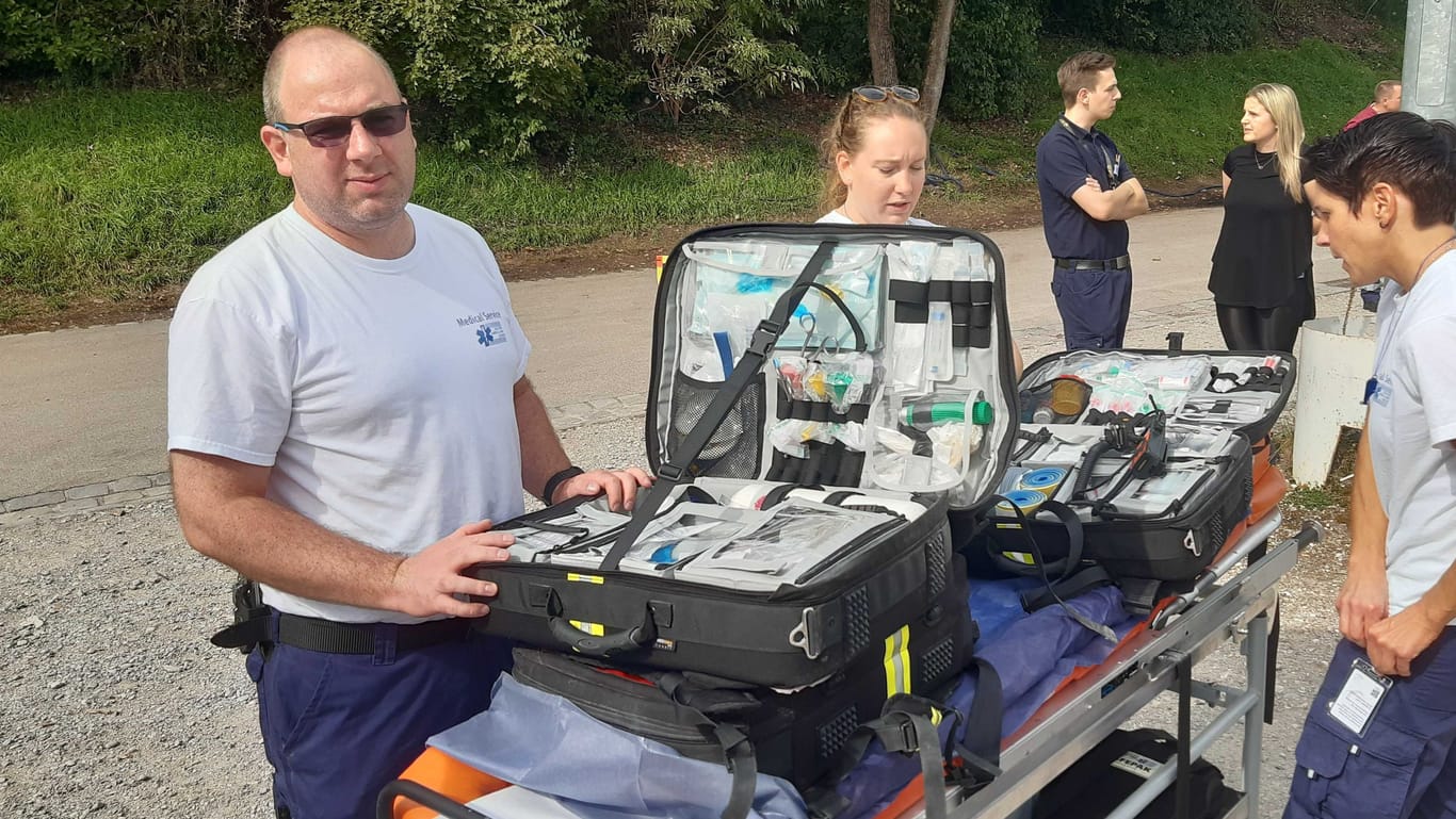 Das Sanitätsteam der Trage 8: Insgesamt 25 Kilogramm Ausrüstung nehmen die Helfer für jeden Einsatz mit.