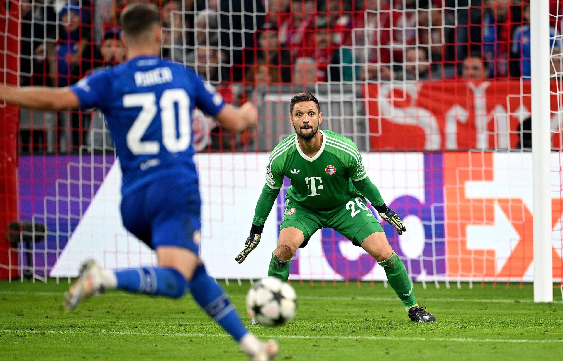 Sven Ulreich (ab 46.): Ersetzte Neuer zur zweiten Halbzeit und erlebte einen Horrorstart mit zwei Gegentreffern in den ersten fünf Minuten. Beim 2:3 wurde er getunnelt. Verhinderte kurz danach den Ausgleich. Note 4