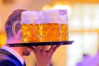 Kellner mit mehreren Maß Bier (Symbolbild): Auf dem Oktoberfest in Hannover wird viel Bier bestellt.