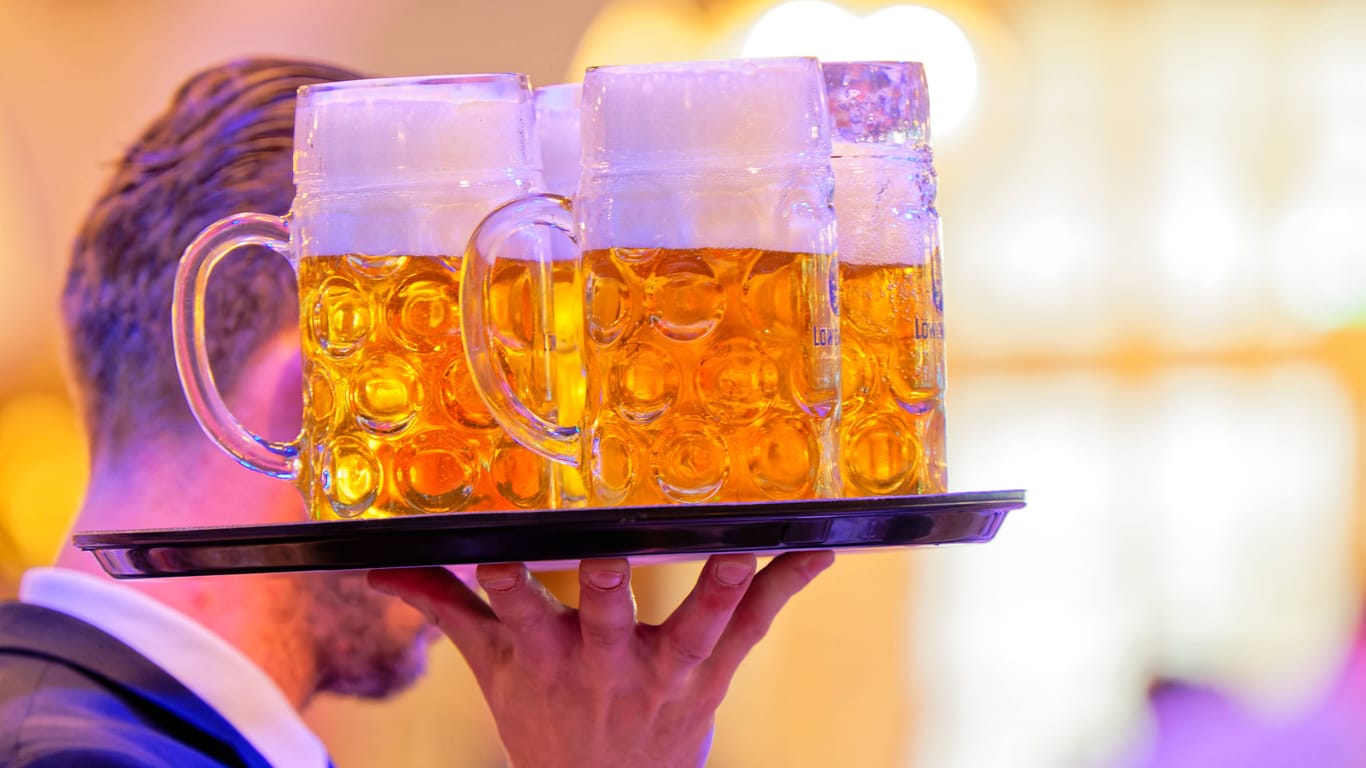 Kellner mit mehreren Maß Bier (Symbolbild): Auf dem Oktoberfest in Hannover wird viel Bier bestellt.