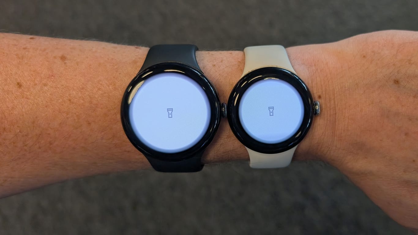 Pixel Watch 3 (45mm) (l.) und Watch 2 (r.): Der dünnere Rand beim neuen Modell wirkt sich mehr aus als der äußere Größenunterschied.