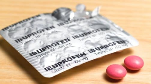 Schmerzmittel gegen Migräne: Im direkten Vergleichen schnitt Ibuprofen deutlich besser ab als Paracetamol.