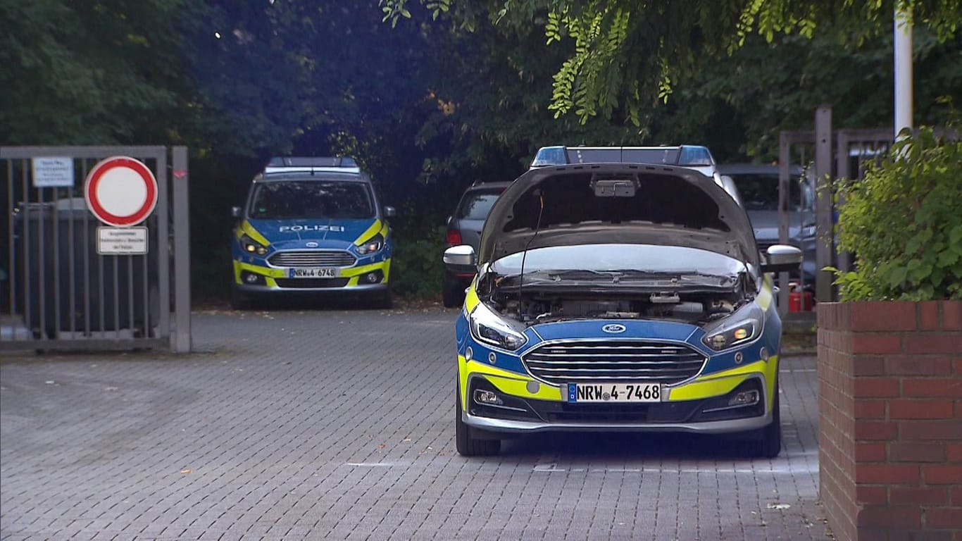 Ein Polizeiauto mit Brandschäden vor einer Polizeiwache in Dortmund: Zwei Streifenwagen haben gebrannt.