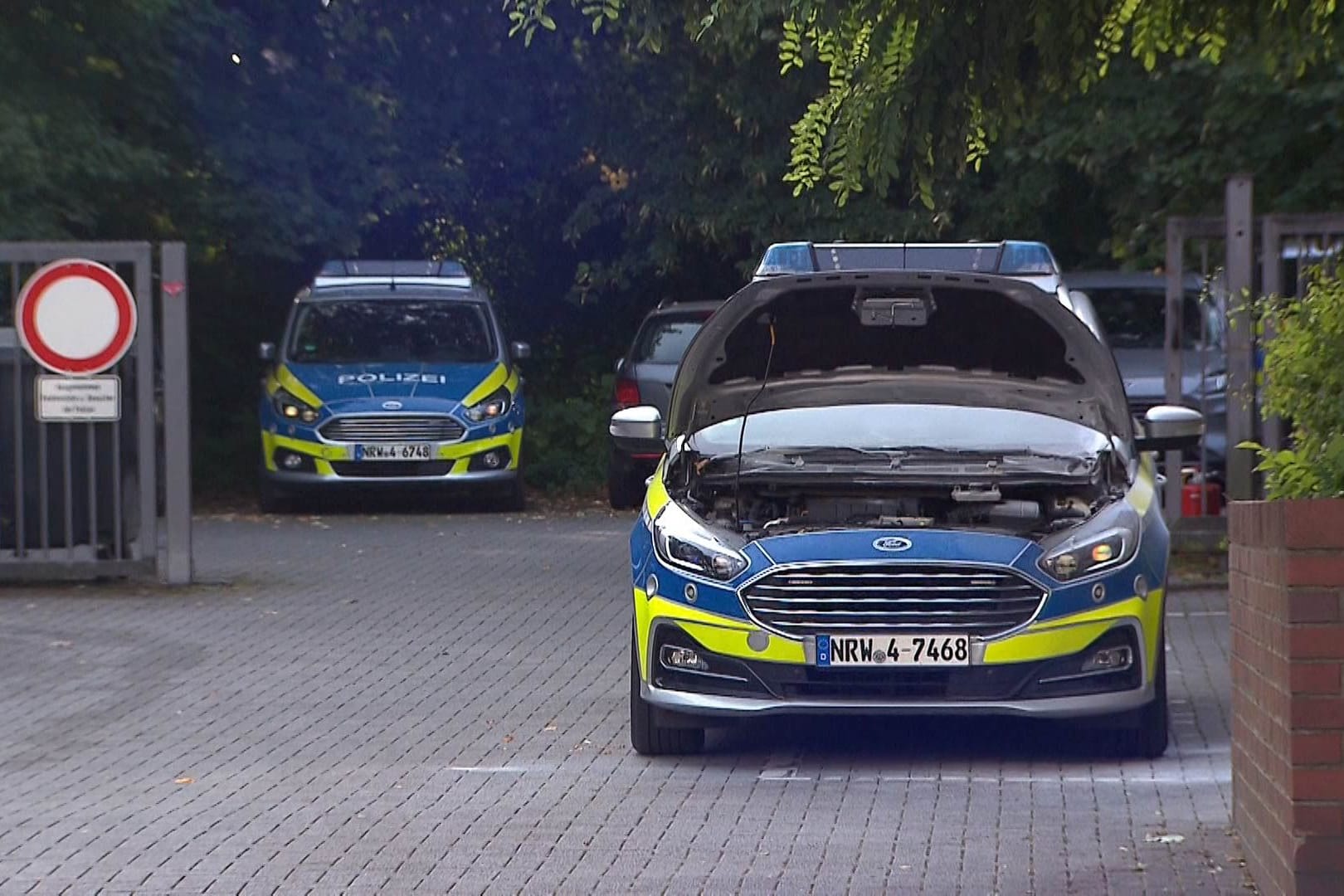 Ein Polizeiauto mit Brandschäden vor einer Polizeiwache in Dortmund: Zwei Streifenwagen haben gebrannt.