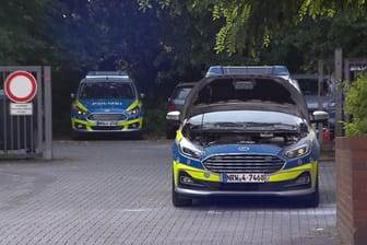 Ein Polizeiauto mit Brandschäden vor einer Polizeiwache in Dortmund: Zwei Streifenwagen haben gebrannt.