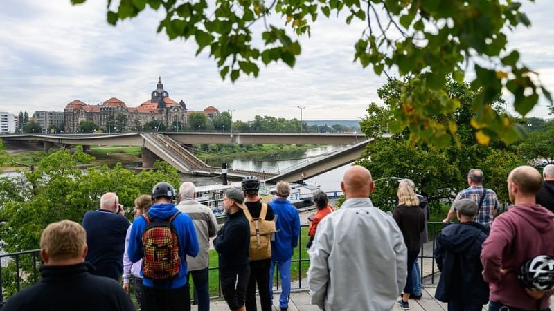 Nicht nur am Elbufer, auch auf der Brühlsche Terrasse haben sich am Mittwochvormittag viele Schaulustige versammelt.