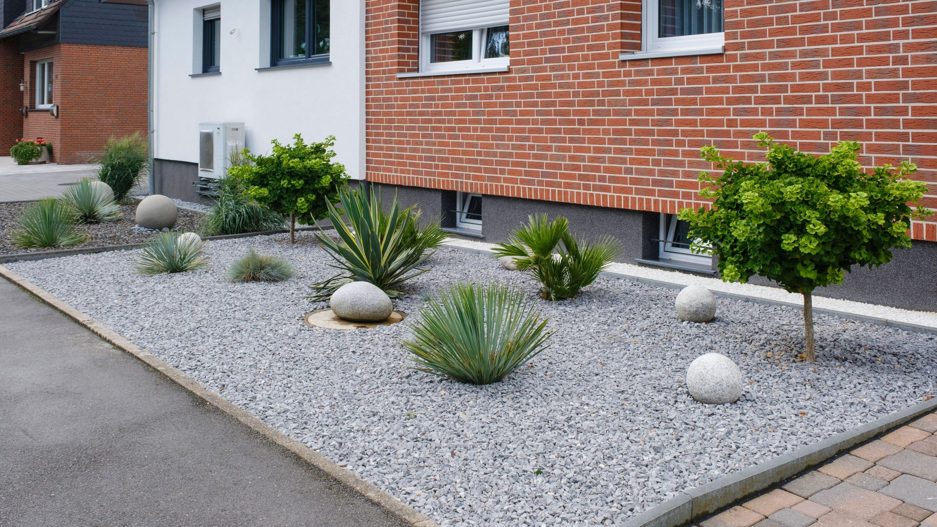 Schottergarten (Symbolbild): Biologisch gesehen sind viele dieser Gärten tot, denn sie bieten dem Naturschutzbund Nabu zufolge den meisten Tieren und Pflanzen weder Nahrung noch Lebensraum.