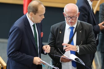 AfD-Alterspräsident Jürgen Treutler (r.) muss jetzt eine Abstimmung über die Tagesordnung zulassen.