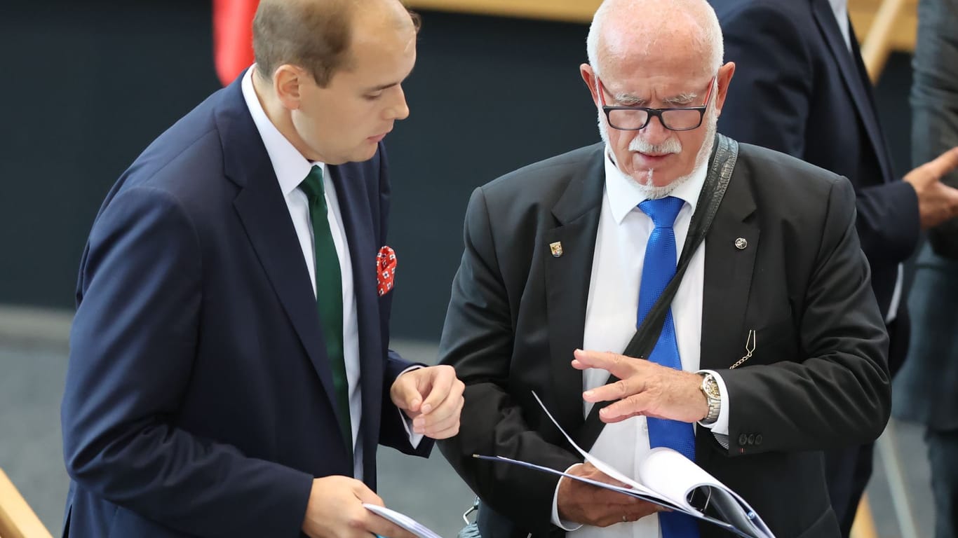 AfD-Alterspräsident Jürgen Treutler (r.) muss jetzt eine Abstimmung über die Tagesordnung zulassen.