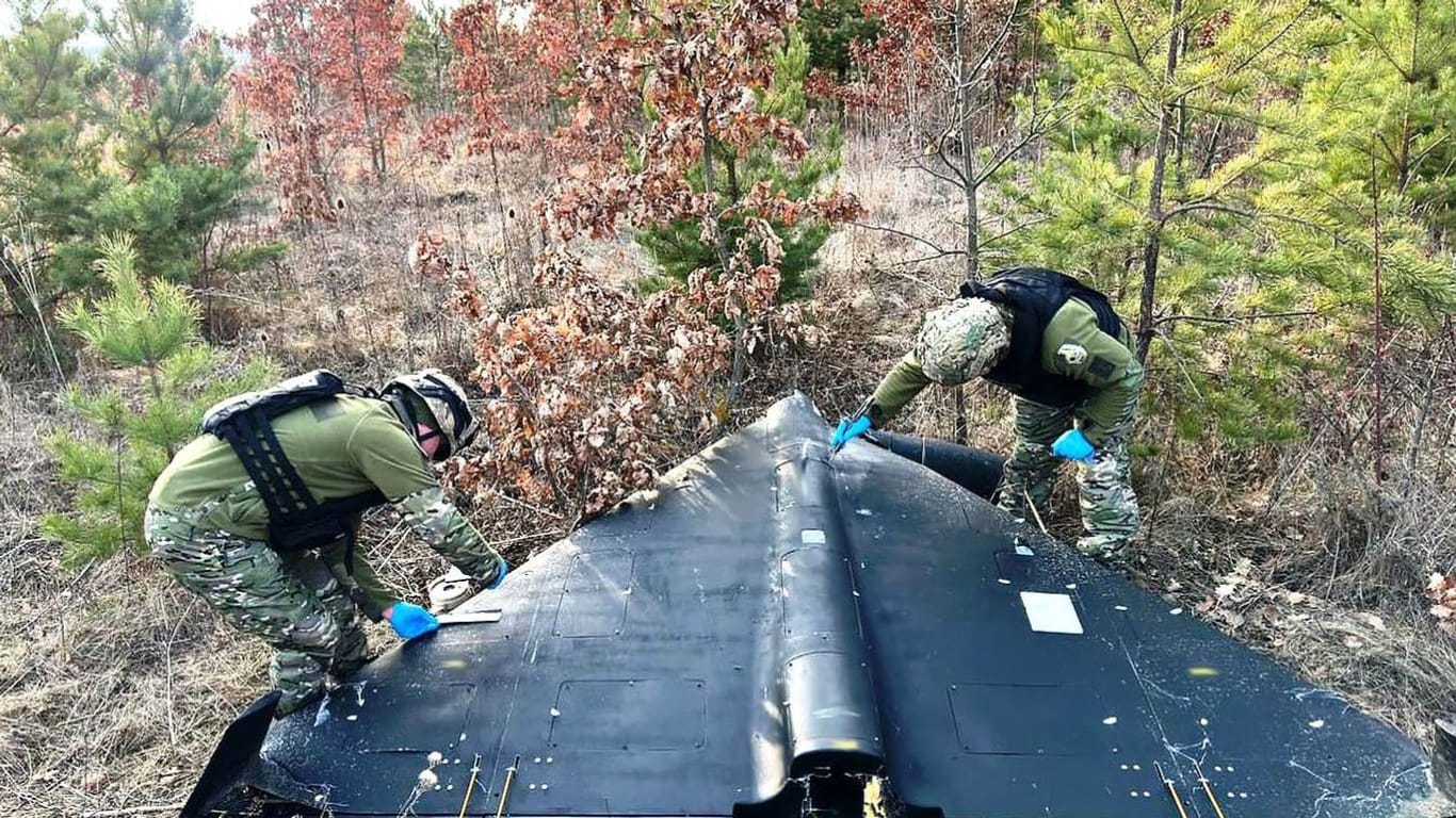 Soldaten untersuchen an einem unbekannten Ort eine Drohne, die eine neue russische Entwicklung sein soll.