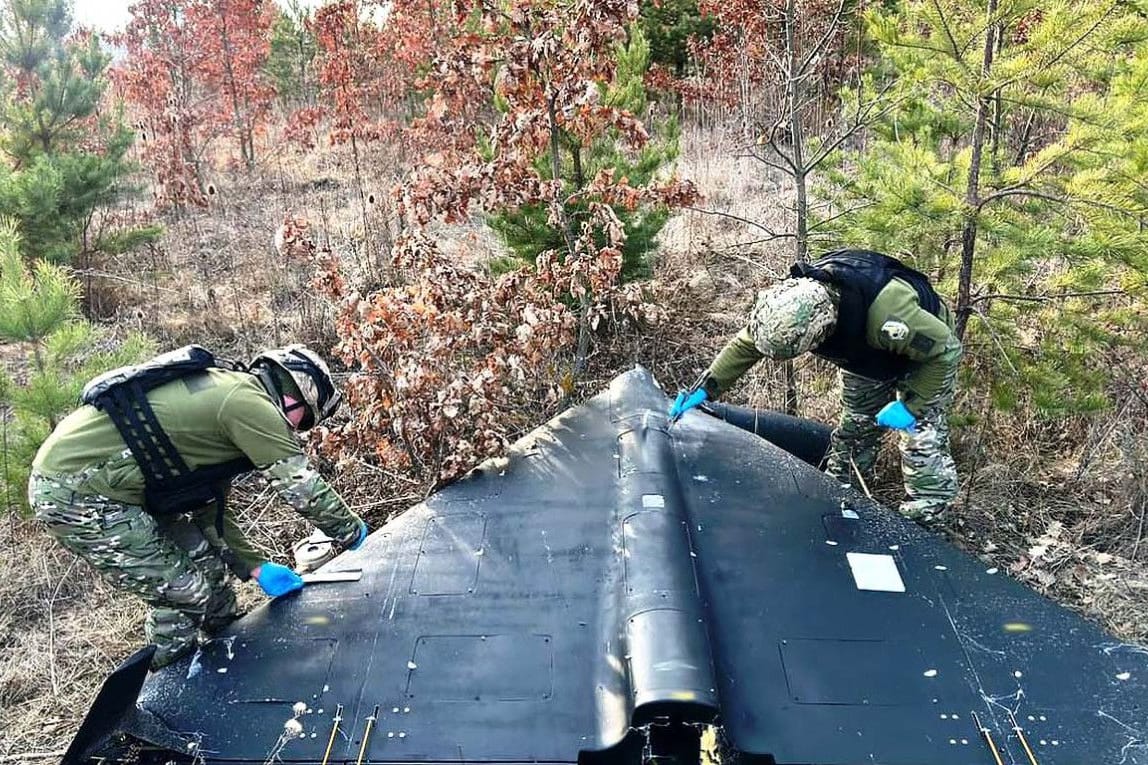 Soldaten untersuchen an einem unbekannten Ort eine Drohne, die eine neue russische Entwicklung sein soll.