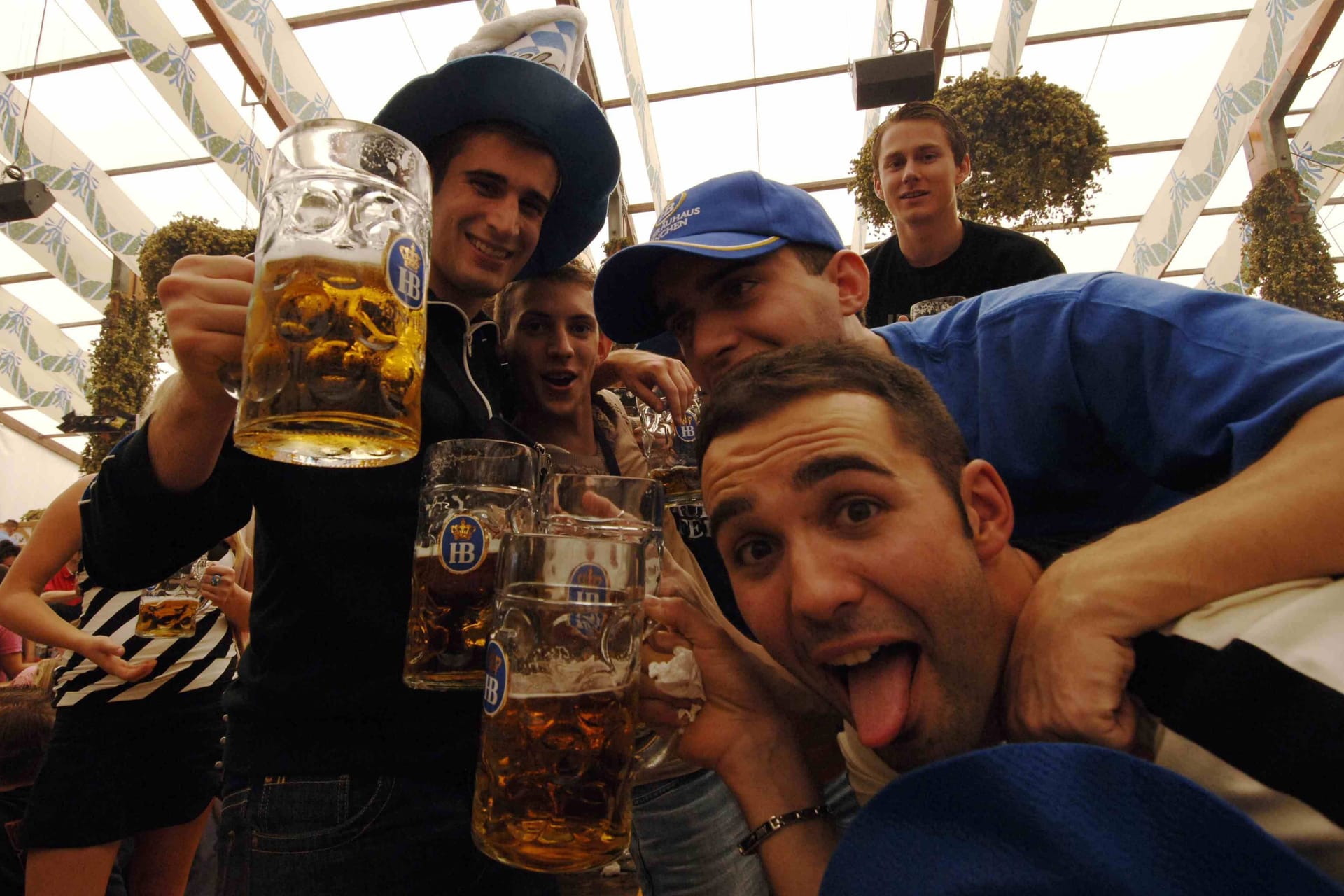 Italienische Touristen auf dem Oktoberfest (Archivbild): Ein Wiesn-Besuch ist bei vielen Italienern, vor allem aus dem Norden, jährlich Pflicht.