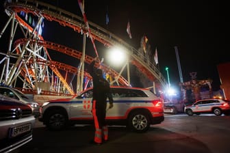 Österreichische Rettungskräfte stehen am Olympia Looping (Archivbild): In Wien kam 2022 eine Mitarbeiterin der Achterbahn ums Leben.