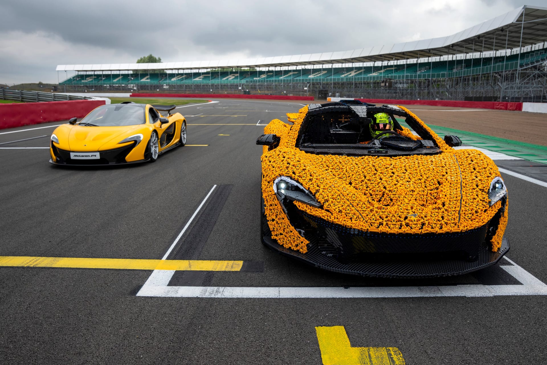 Original und Kopie: McLaren P1 und sein Lego-Pendant.