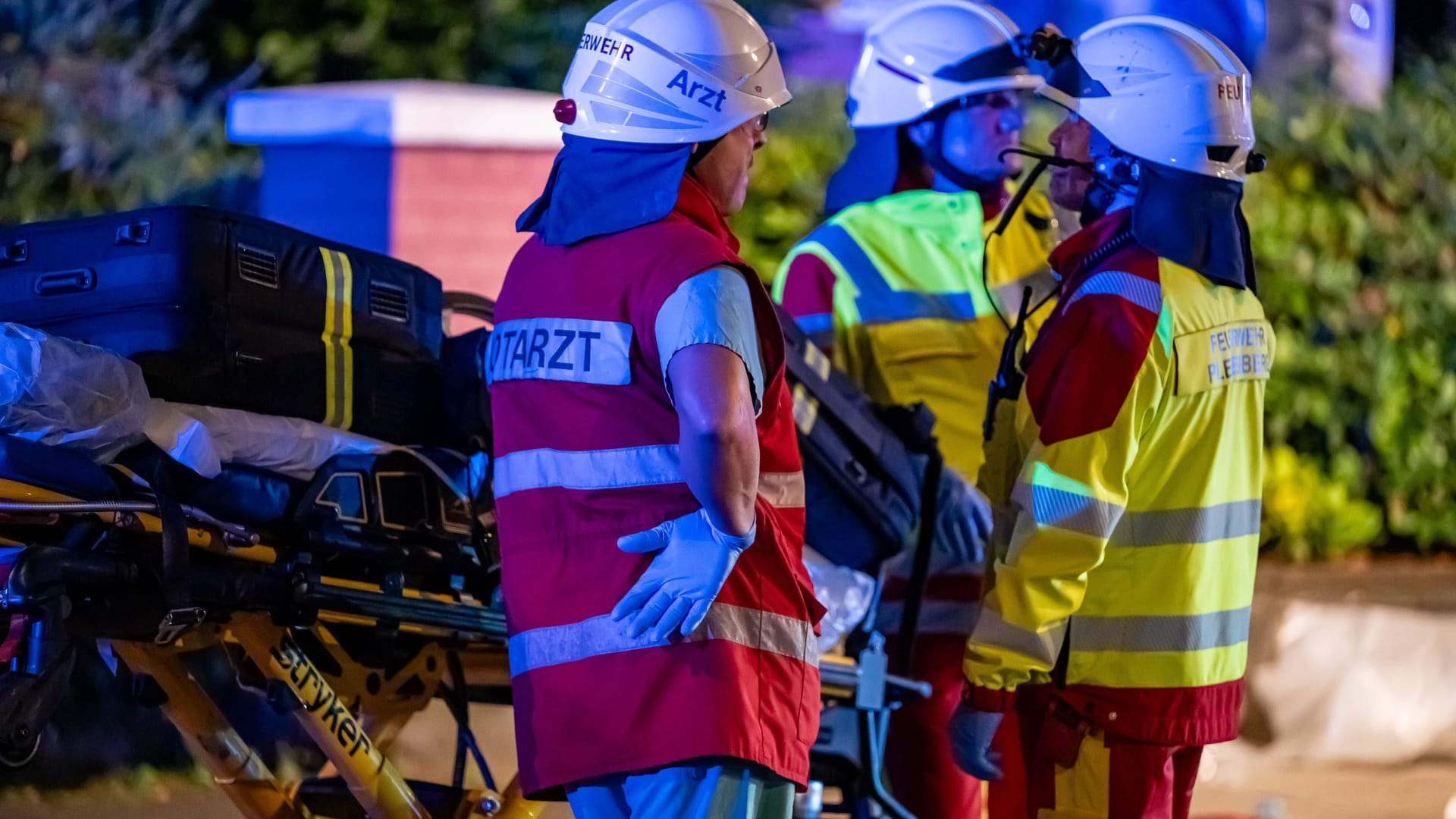 Einsatzkräfte nach einem Unfall (Symbolbild): In Darmstadt kam ein Skoda-Fahrer mit schweren Kopfverletzungen ins Krankenhaus.