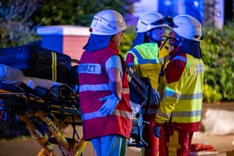 Einsatzkräfte nach einem Unfall (Symbolbild): In Darmstadt kam ein Skoda-Fahrer mit schweren Kopfverletzungen ins Krankenhaus.