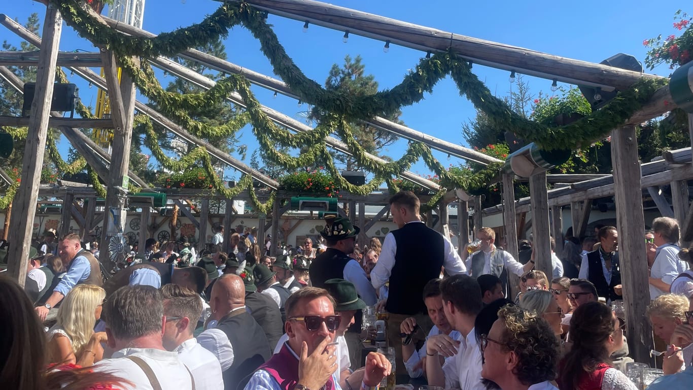 Der Himmel der Bayern: Im Freien ist es auf der Wiesn oftmals entspannter, als in den Zelten.