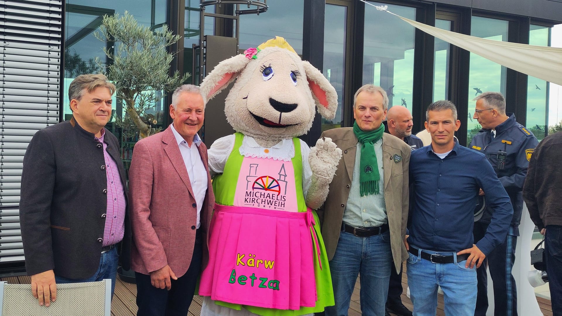 Bei einer Pressekonferenz mit Fürths Oberbürgermeister Thomas Jung (links neben dem Maskottchen) sind die Neuerungen vorgestellt worden.