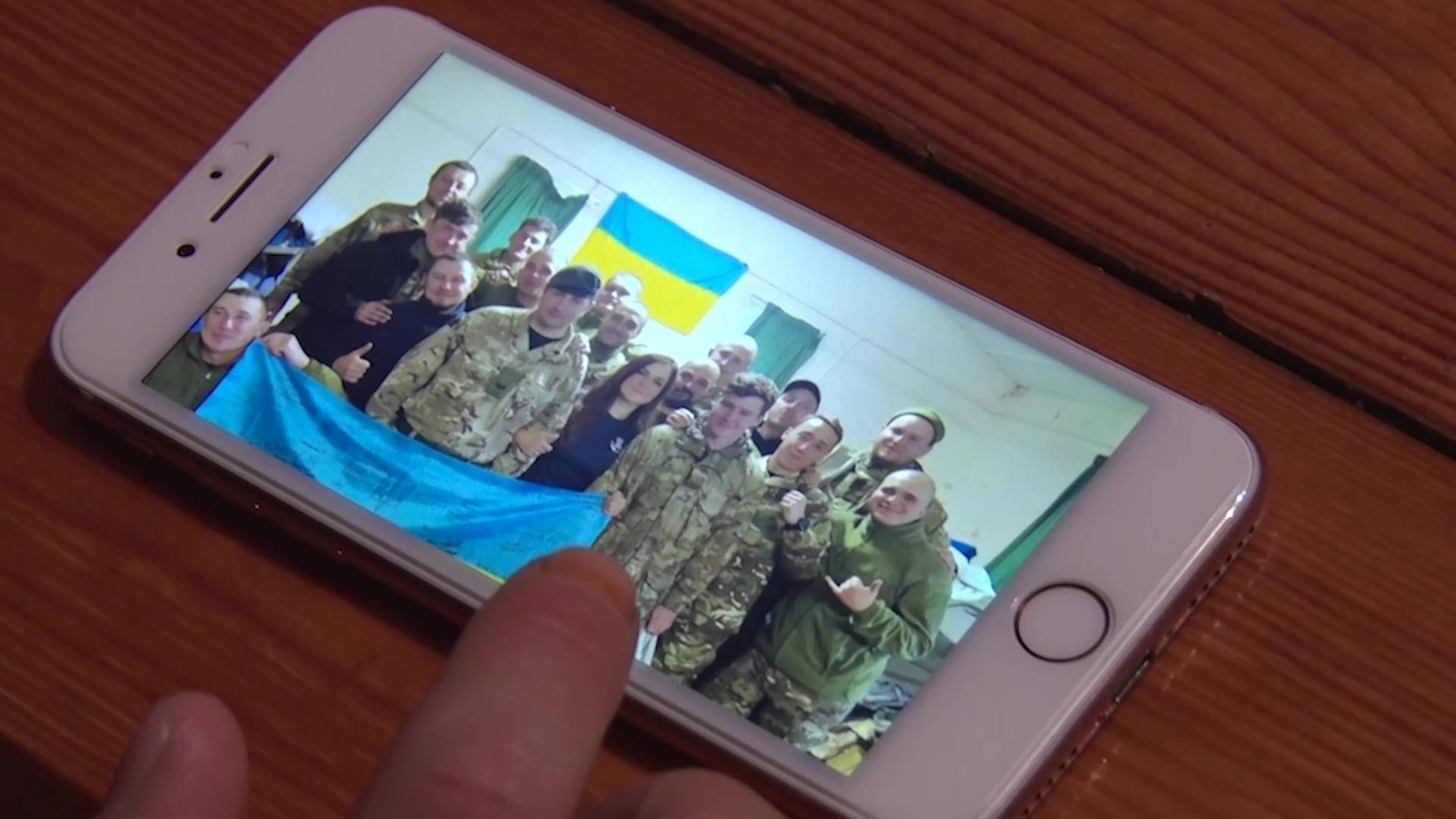 Bild auf dem Smartphone eines mutmaßlich von russischen Truppen getöteten Offiziers der 73. Spezialeinheit der ukrainischen Marine.