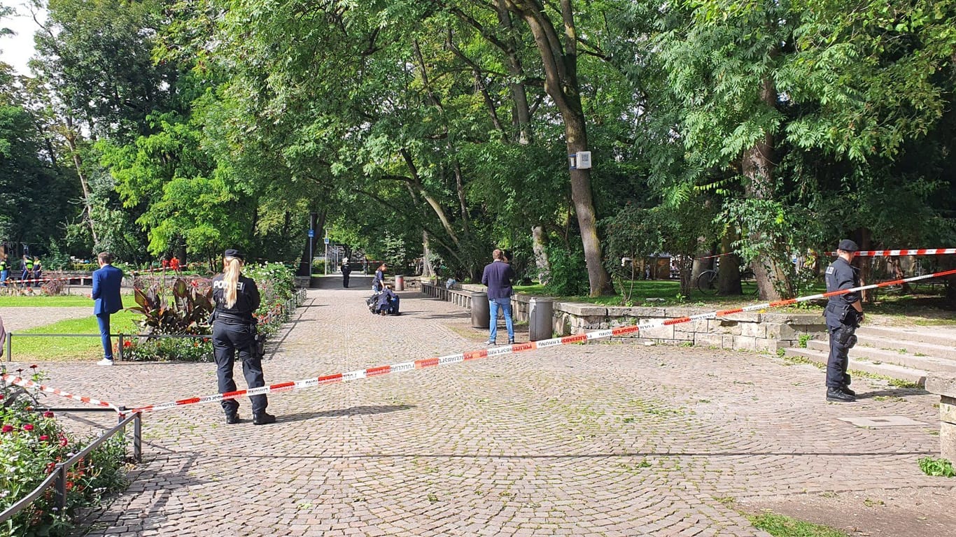 Der Alte Botanische Garten mit Polizisten und Absperrband: Das Gebiet gilt als sozialer Brennpunkt.