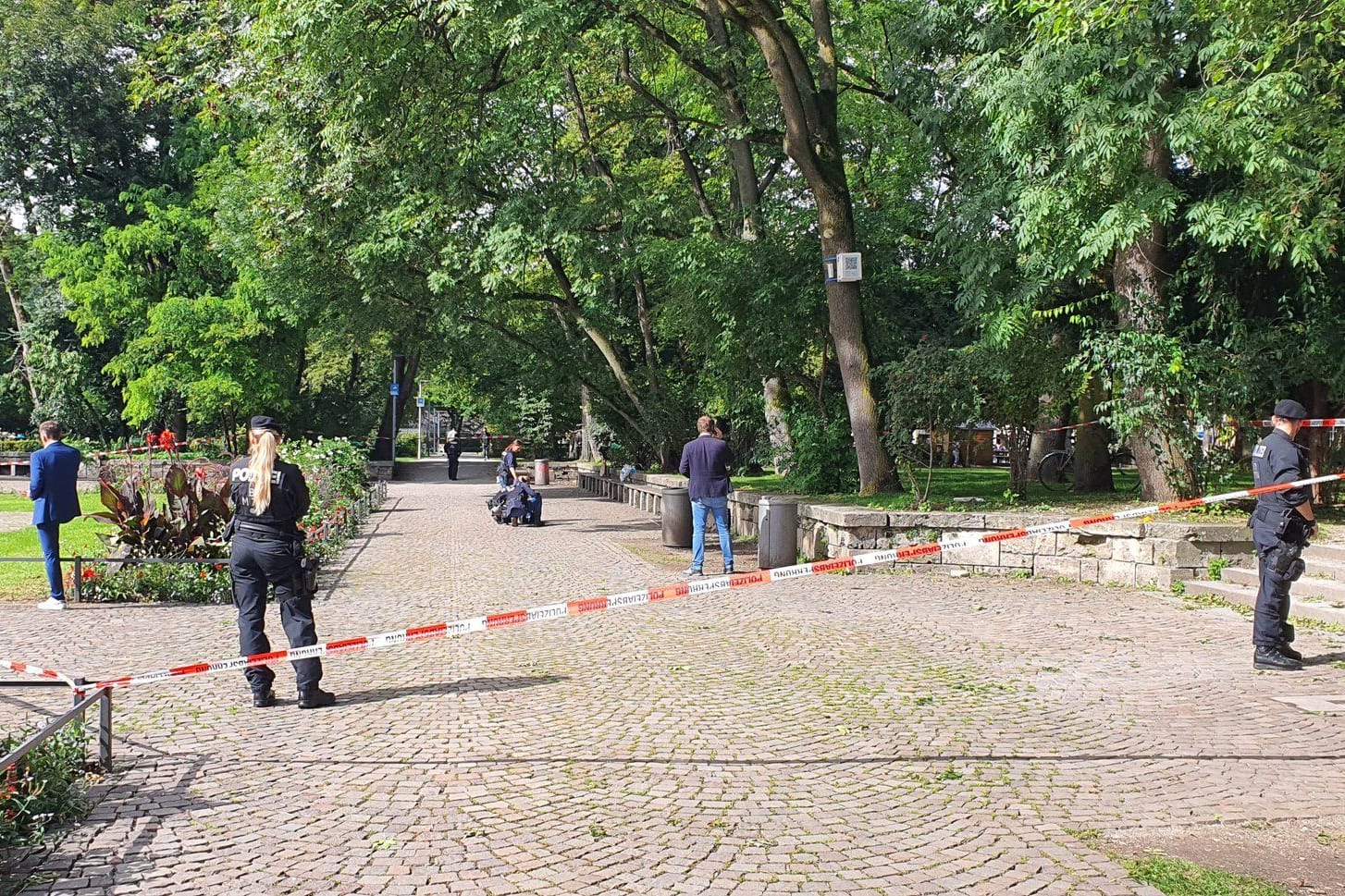 Der Alte Botanische Garten mit Polizisten und Absperrband: Das Gebiet gilt als sozialer Brennpunkt.