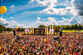 Tausende Jecken feiern im Jugendpark (Archivbild): In diesem Jahr findet das Festival am 7. September statt.