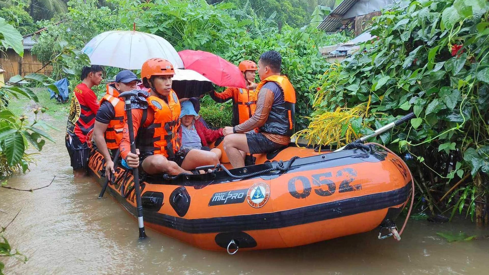 Rettungsaktion auf den Philippinen: Mindestens zehn Menschen verloren ihr Leben.