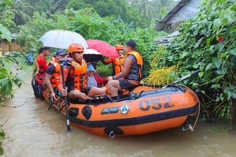 Rettungsaktion auf den Philippinen: Mindestens zehn Menschen verloren ihr Leben.