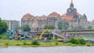 Abrissarbeiten am Brückenzug der Carolabrücke in Dresden: "Im Moment knuspern zehn Bagger an der Brücke", sagt Baudezernentin Simone Prüfer.