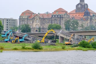 Abrissarbeiten am Brückenzug der Carolabrücke in Dresden: "Im Moment knuspern zehn Bagger an der Brücke", sagt Baudezernentin Simone Prüfer.