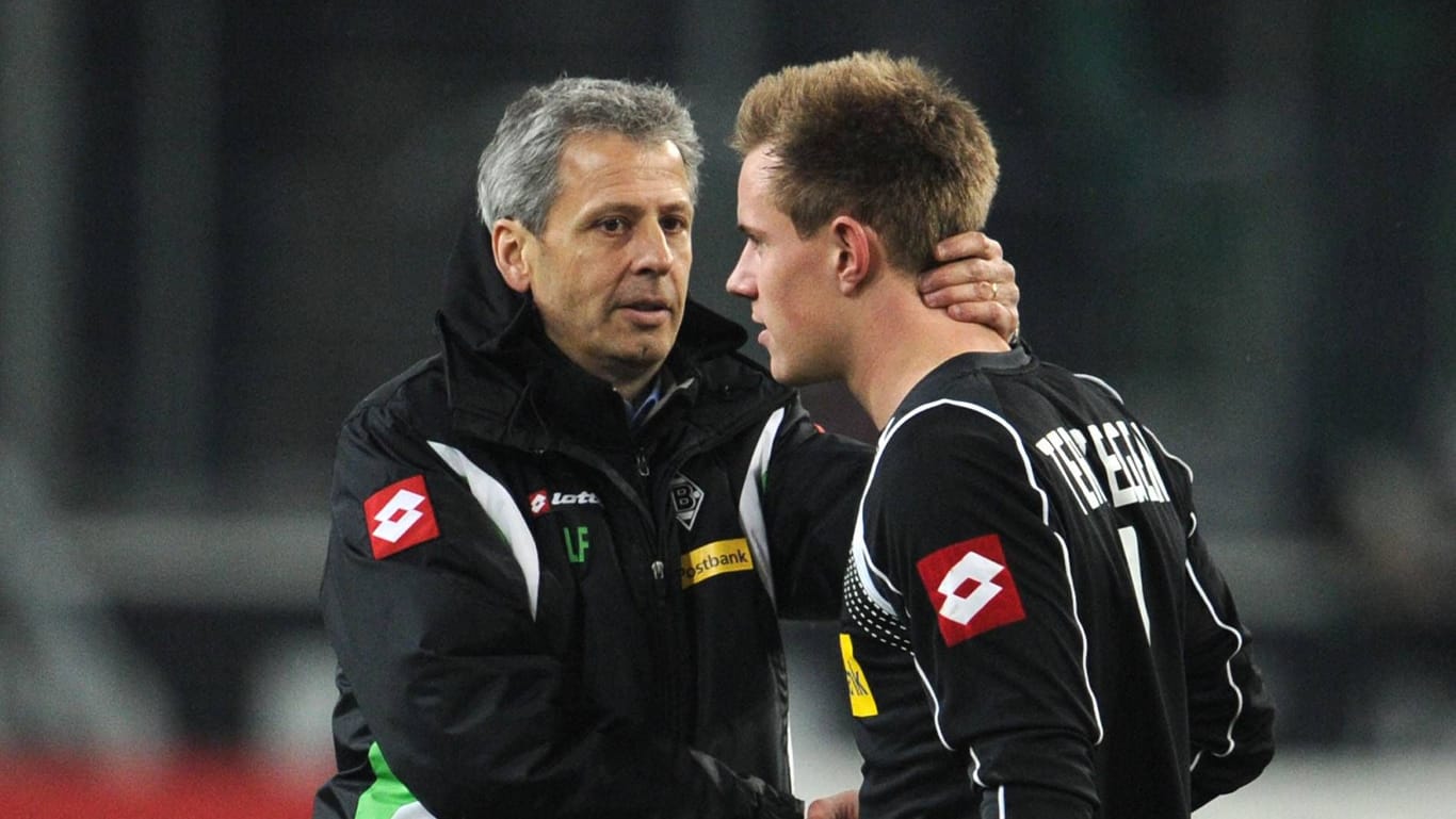 Lucien Favre (l.) und Marc-André ter Stegen im Jahr 2011: Der Trainer machte den Torhüter damals zum Stammspieler.