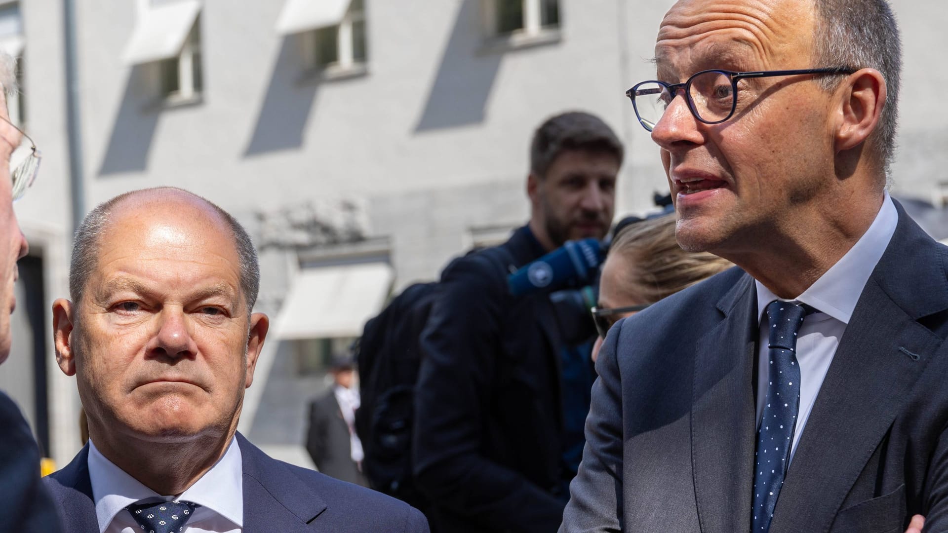 Will jetzt doch mit ihm reden: CDU-Chef Friedrich Merz (r.) und Kanzler Olaf Scholz.