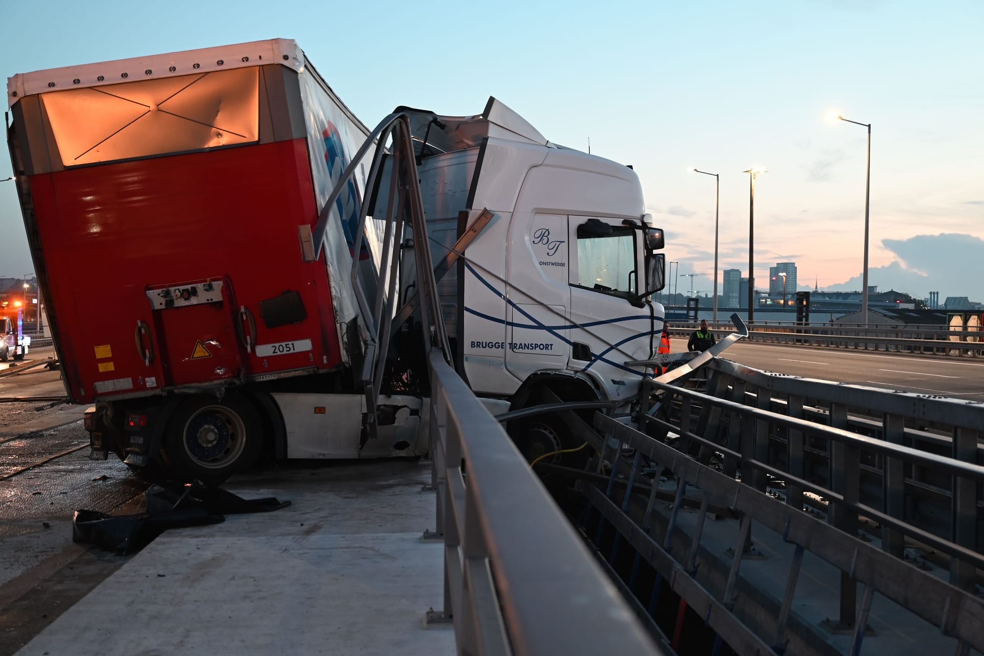 Ein Lkw versperrt die Autobahn: Auf der A7 nahe des Elbtunnels ist es zu einem Unfall gekommen.