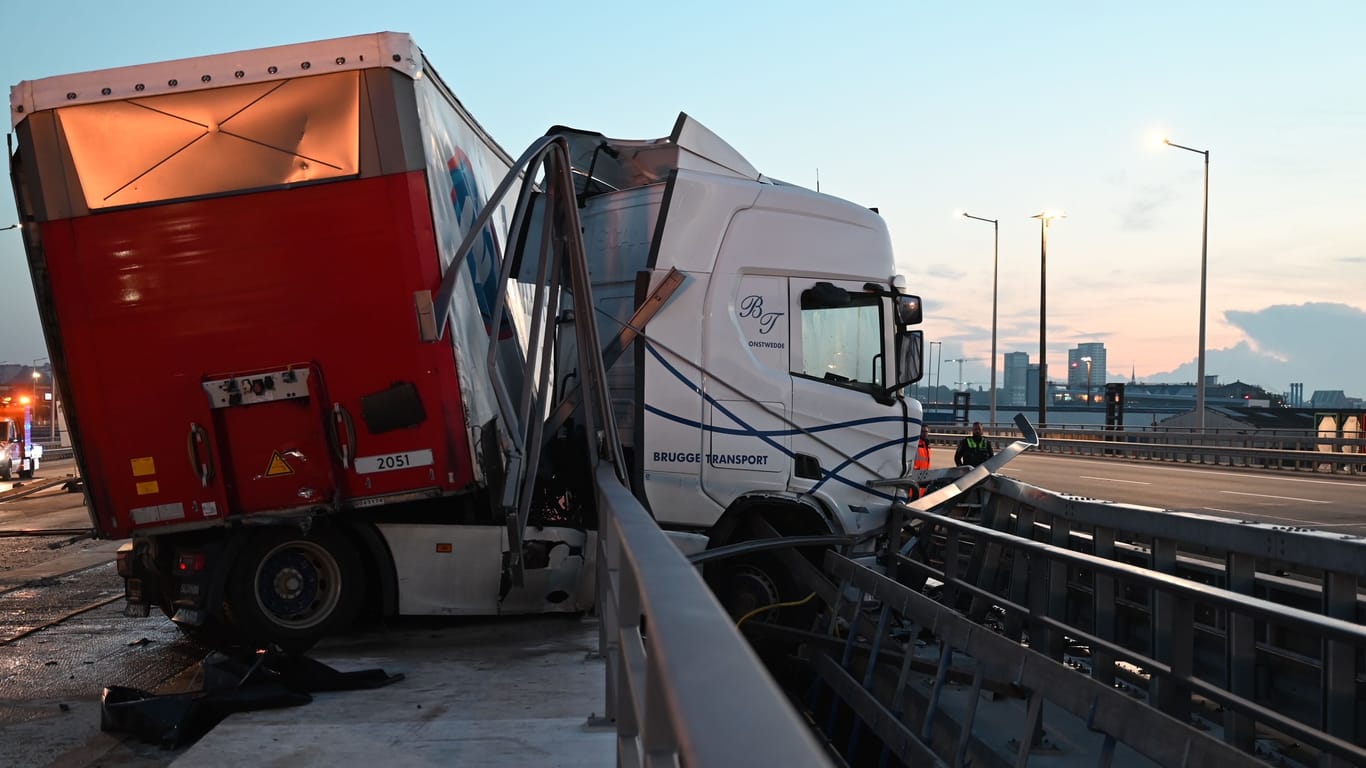 Ein Lkw versperrt die Autobahn: Auf der A7 nahe des Elbtunnels ist es zu einem Unfall gekommen.