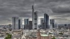 Gewitterwolken hinter der Frankfurter Skyline (Symbolfoto): Die neue Woche wird herbstlich.