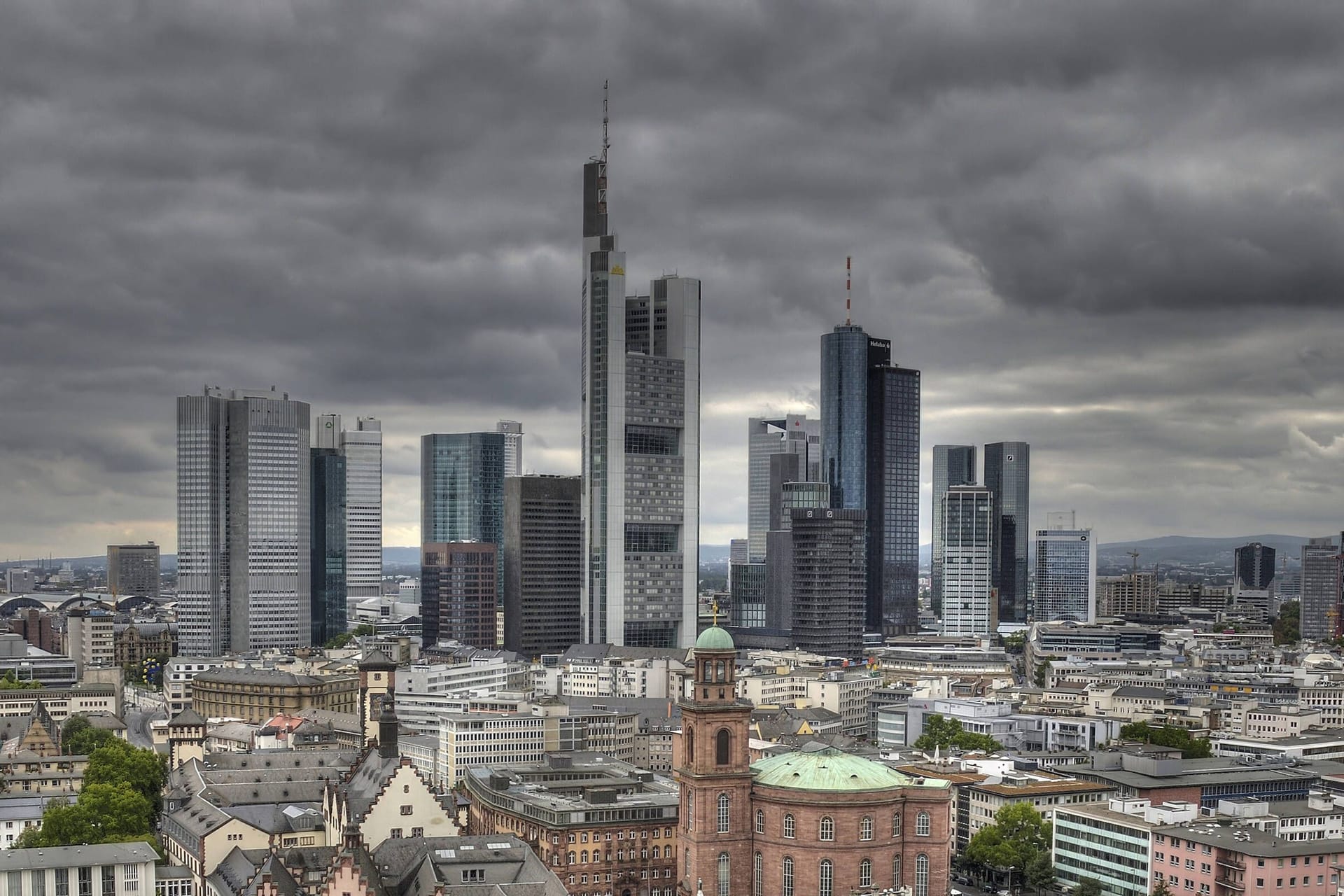 Gewitterwolken hinter der Frankfurter Skyline (Symbolfoto): Die neue Woche wird herbstlich.