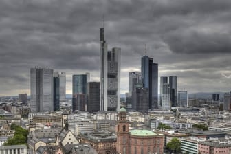 Gewitterwolken hinter der Frankfurter Skyline (Symbolfoto): Die neue Woche wird herbstlich.